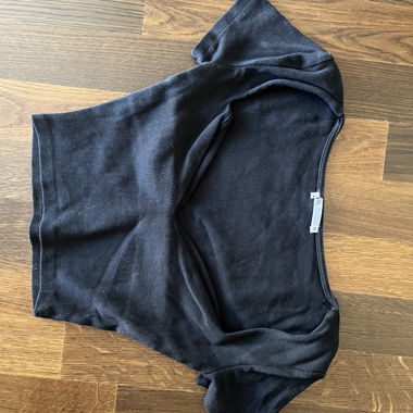 Black short-sleeve crop top