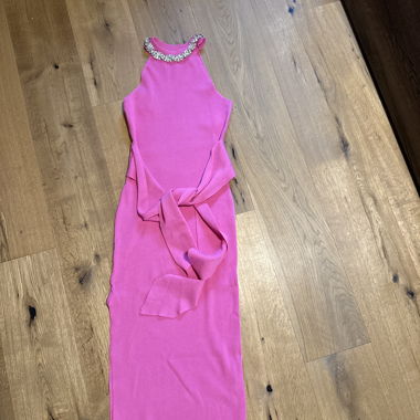 Rosa Kleid mit Schmuckkragen