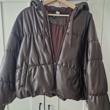 Braune Pufferjacke mit Kapuze