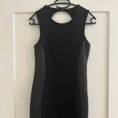 Schwarzes Minikleid