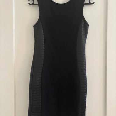 Schwarzes Minikleid