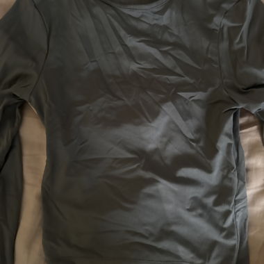 Haut gris foncé manches longues