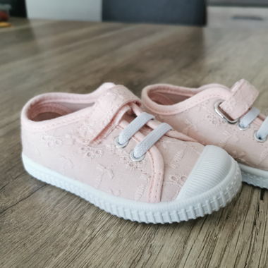 Paire de chaussures pour fille, taille 22
