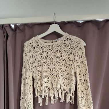 Strickoberteil und Rock 