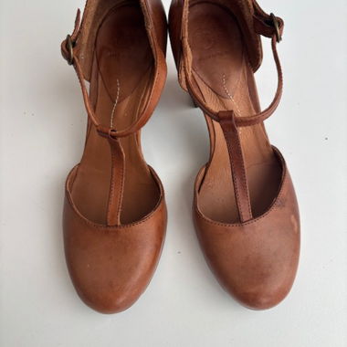 Sandali in pelle marrone naturale con cinturino a T