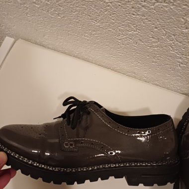 Scarpe allacciate in pelle verniciata Rieker