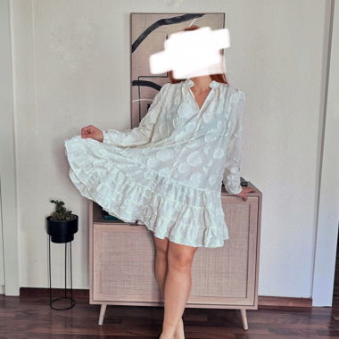 Weisses strukturiertes Rüschen-Minikleid