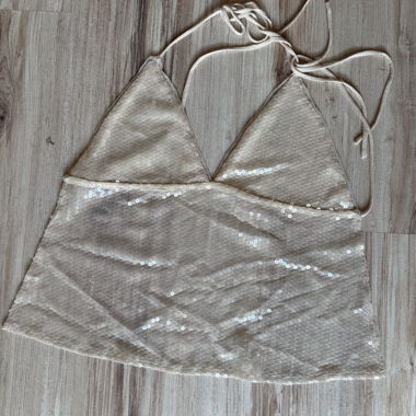 Top beige con paillettes e schiena scoperta