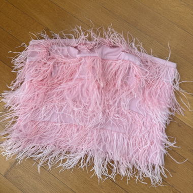 Top a fascia senza spalline con piume rosa