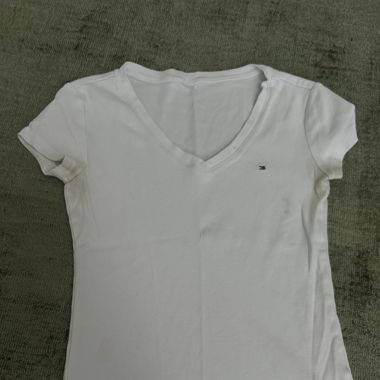 Camicia bianca con scollo a V