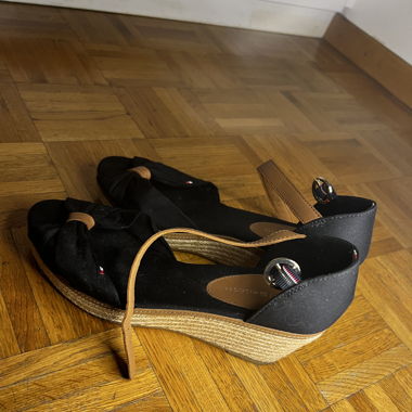 Sandales à talons compensés