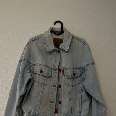 Einzigartige Jeansjacke mit backprint