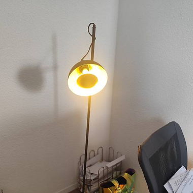 Moderne Stehlampe in Schwarz, goldene Innenseite