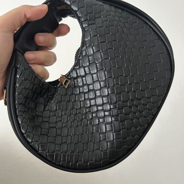 Petite pochette noire tressée