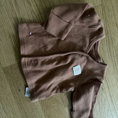 Brauner Babybody mit Knöpfen