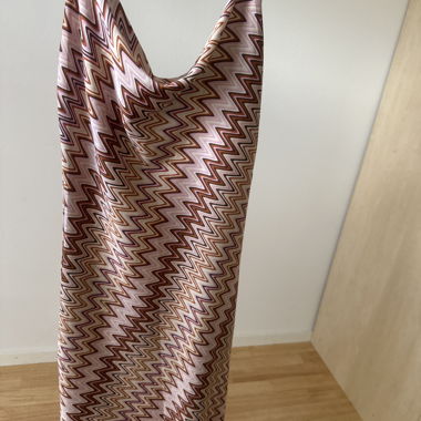 Satin-Neglige-Kleid mit Muster