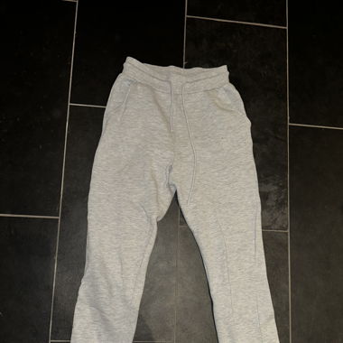 Graue Jogginghose