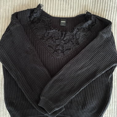 Pull noir en dentelle