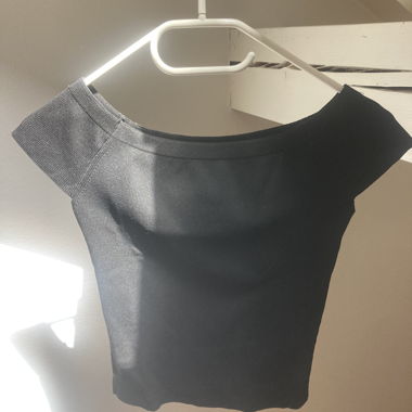 Schwarzes Top mit freiliegenden Schultern