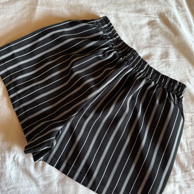 Shorts neri a righe