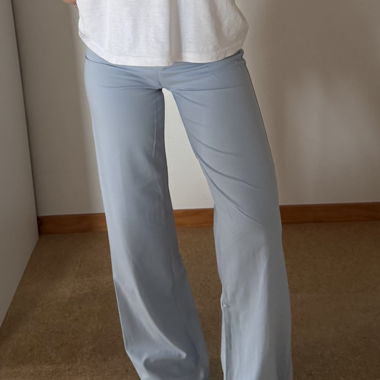 Pantaloni in tessuto Bershka azzurro chiaro