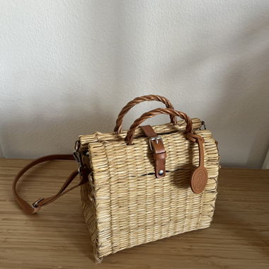 Sac en paille avec détails en cuir