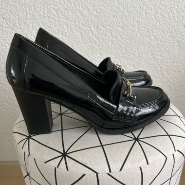 Loafer in vernice nera con tacco a blocco