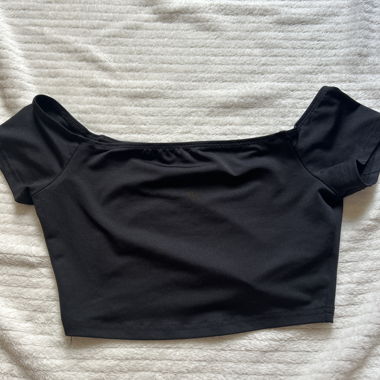 Top corto nero off-shoulder