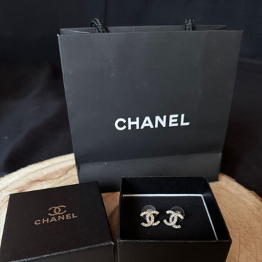 Boucles d'oreilles Chanel CC avec strass r3p