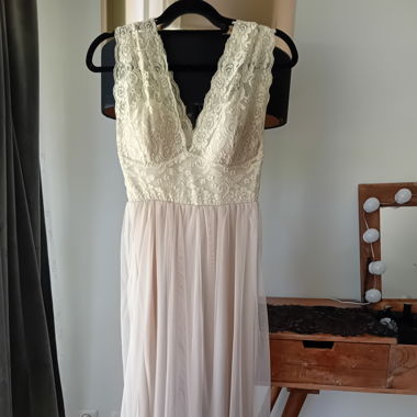 Vestito con pizzo e tulle
