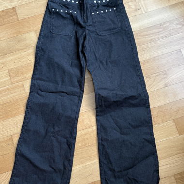 Bershka Schlagjeans mit Nieten, Grösse 34
