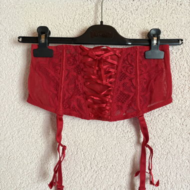 Rotes Spitzen-Corsage-Set
