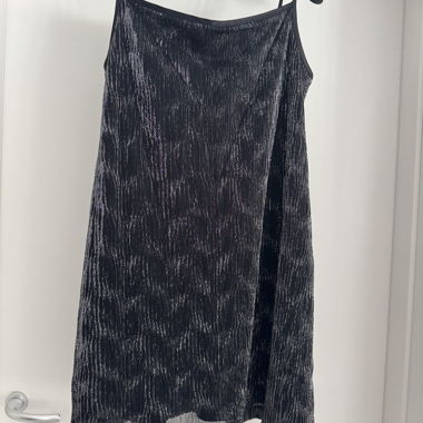 Schwarzes Trägerkleid