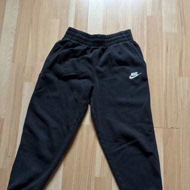 schwarze Jogginghose 