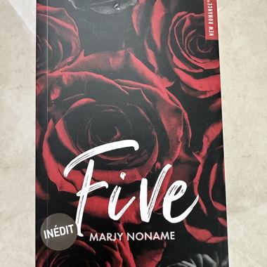 Livre "Five" de Marjy Noname