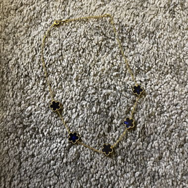 Collana di fiori dorata