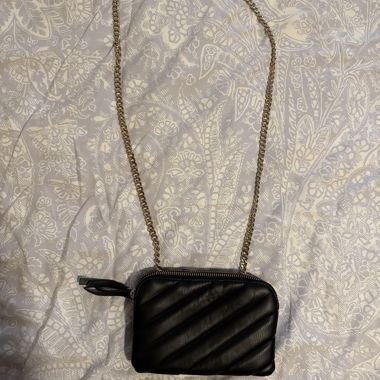 Borsa a tracolla nera con catena