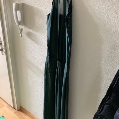 Robe vert foncé avec découpe dans le dos