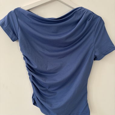 T-shirt blu con drappeggio