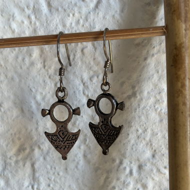 Orecchini in metallo in stile tribale