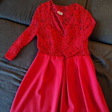 Robe rouge corail en dentelle