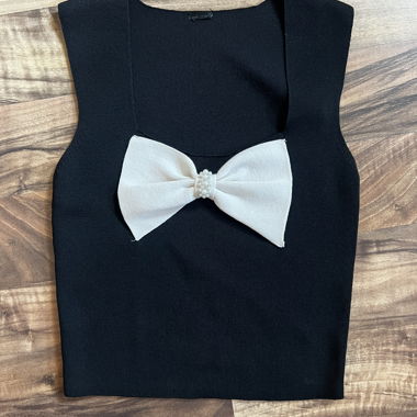 Top nero con fiocco