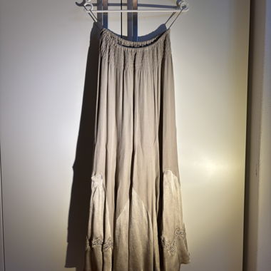 Gonna maxi in raso con pizzo