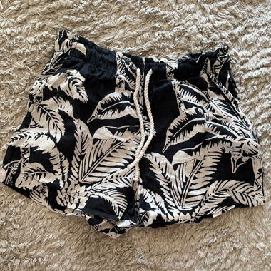 Pantaloncini estivi corti H&M con stampa palme M