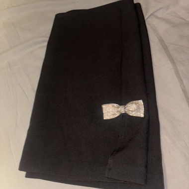 Schwarze Stoffhose mit Strass-Schleife