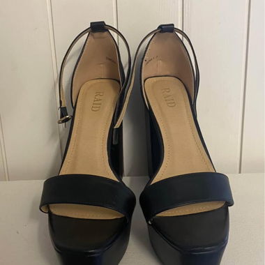 Schwarze High Heels mit Plateau von RAID 