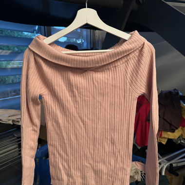 Maglione rosa off-shoulder