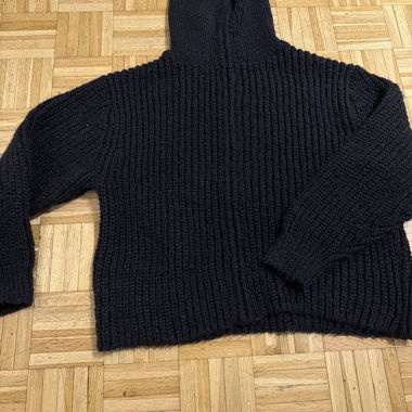 Schwarzer Strickpullover