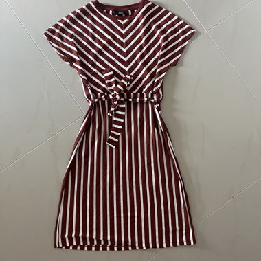 Vestito a righe con cintura