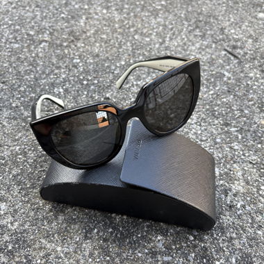 Occhiali da sole Prada cat-eye nero e bianco